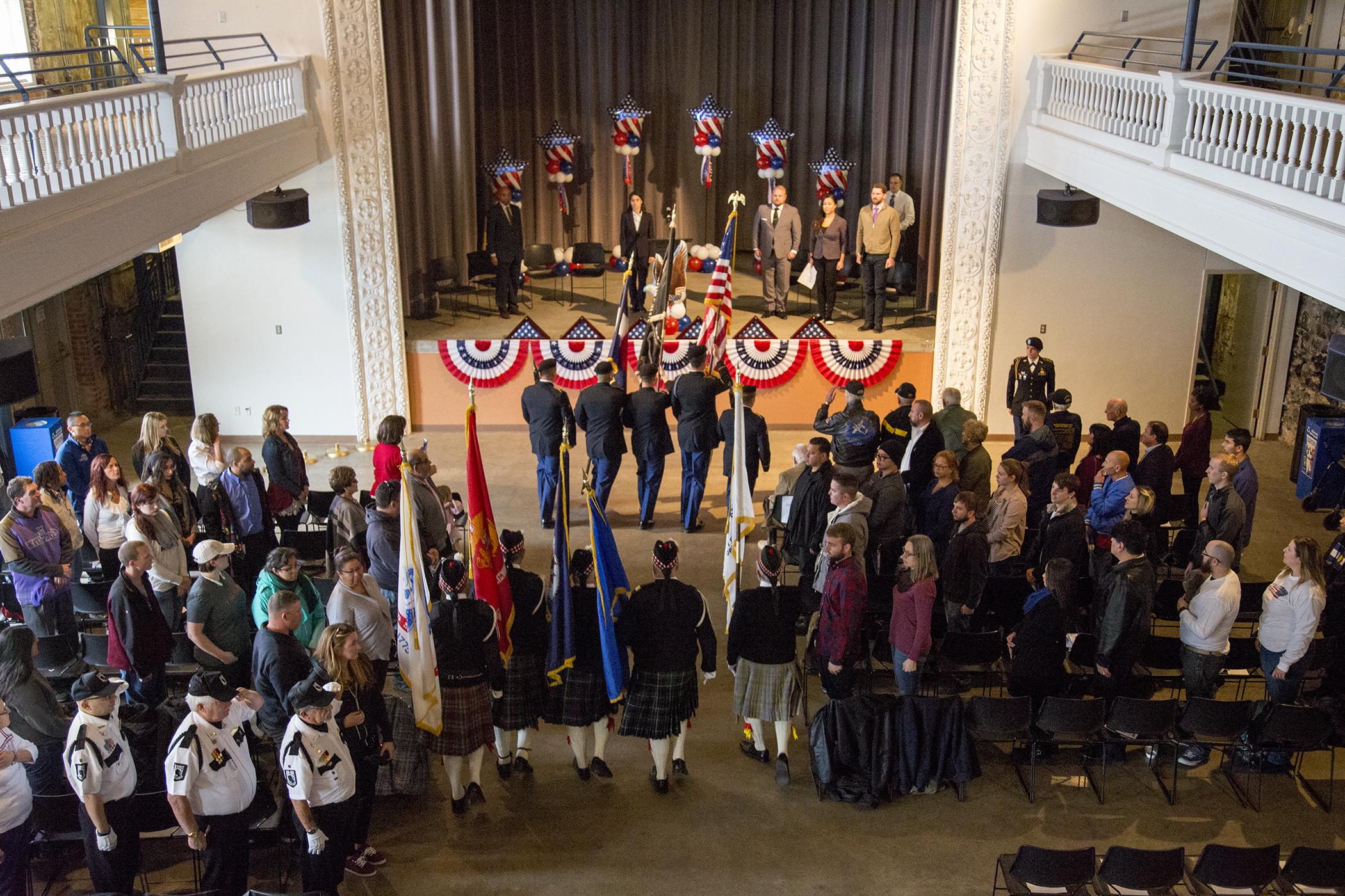 在奥瑞瑞亚校园举行的三机构退伍军人节仪式开始时，军事仪仗队举着旗帜行进, Denver, Colo. Nov. 11, 2017.